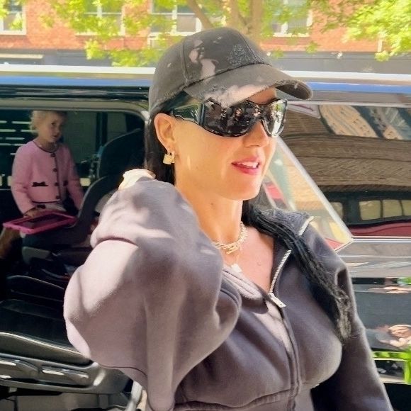 Katy Perry et son mari Orlando Bloom passent la journée à faire du shopping avec leur fille avant les 2024 VMAs. Katy recevra le MTV's Video Vanguard Award et interprétera un medley de tubes lors des 2024 Video Music Awards le 11 septembre. ©Backgrid USA / Bestimage