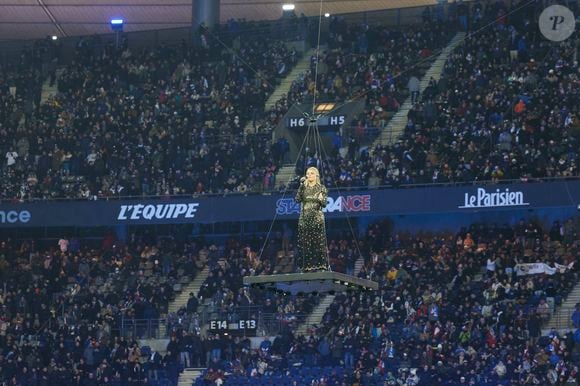Louane devra convaincre le public et les jurys lors de la finale de l’Eurovision en mai prochain.

La chanteuse Louane (Louane Emera), représentante de la France au concours de l'Eurovision, interpréte pour la première fois son titre Maman, en hommage à sa mère décédée lorsqu'elle avait 17 ans, devant les 80 000 spectateurs, suspendue sur une plateforme, plusieurs mètres au-dessus de la pelouse et des musiciens, du Stade de France à la mi-temps du match du Tournoi des Six Nations opposant la France à l'Écosse, à Saint-Denis, Seine Saint-Denis, France, le 15 mars 2025. © Cyril Moreau/Bestimage