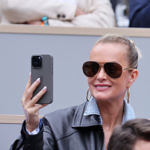 Laeticia Hallyday dans les tribunes lors des Internationaux de France de Tennis de Roland Garros 2025. Paris, le 26 mai 2025. © Jacovides-Moreau/Bestimage