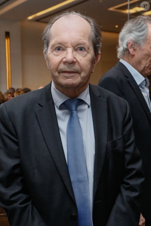 A travers un livre dont la publication est prévue en avril prochain.

Exclusif - Philippe Bilger (membre du jury) - 10ème édition du Prix des Hussards à l'hôtel le Lutetia à Paris, France, le 20 avril 2023. © Christophe Clovis / Bestimage