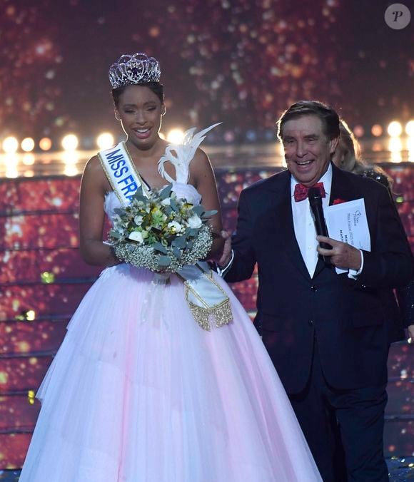 Du haut de ses 1,83 mètre, cette femme engagée notamment pour le cancer du sein, va pouvoir faire entendre sa voix

Miss France 2025, sur TF1           Crédits : Pierre Billard/sipa press via Bestimage