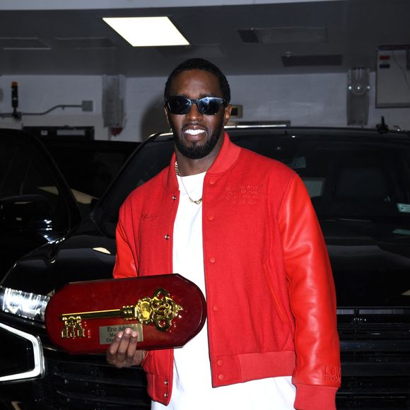 Le maire de New York, Eric Adams remet la clé de la ville de New York au rappeur Sean Combs (Puff Daddy, Puffy, Diddy, P. Diddy) sur Times Square à New York City, New York, Etats-Unis, le 15 septembre 2023. © Photo Image Press/ZUMA Press/Bestimage