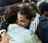 Après la victoire des Bleus, Iris Mittanaere a pu féliciter Antoine Dupont depuis les gradins. 

Exclusif - Antoine Dupont, Iris Mittenaere lors du match de rugby du Tournoi des Six Nations France contre Angleterre au Stade de France à Saint-Denis le 14 mars 2026. © AGENCE / BESTIMAGE