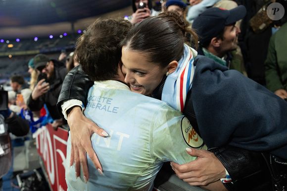 Après la victoire des Bleus, Iris Mittanaere a pu féliciter Antoine Dupont depuis les gradins. 

Exclusif - Antoine Dupont, Iris Mittenaere lors du match de rugby du Tournoi des Six Nations France contre Angleterre au Stade de France à Saint-Denis le 14 mars 2026. © AGENCE / BESTIMAGE
