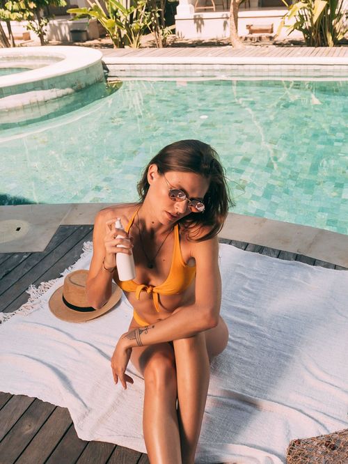 Cet expert l'assure : "Exposer ses jambes au soleil peut aussi causer des imperfections au visage"