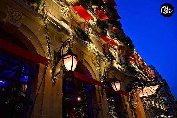 Cette nouvelle équipe veut renouer avec la grande tradition française.

L'hôtel Plaza Athénée au 25 Avenue Montaigne - Illustration des Illuminations de Noël dans les rues de Paris le 26 novembre 2024. © Christian Liewig/Bestimage