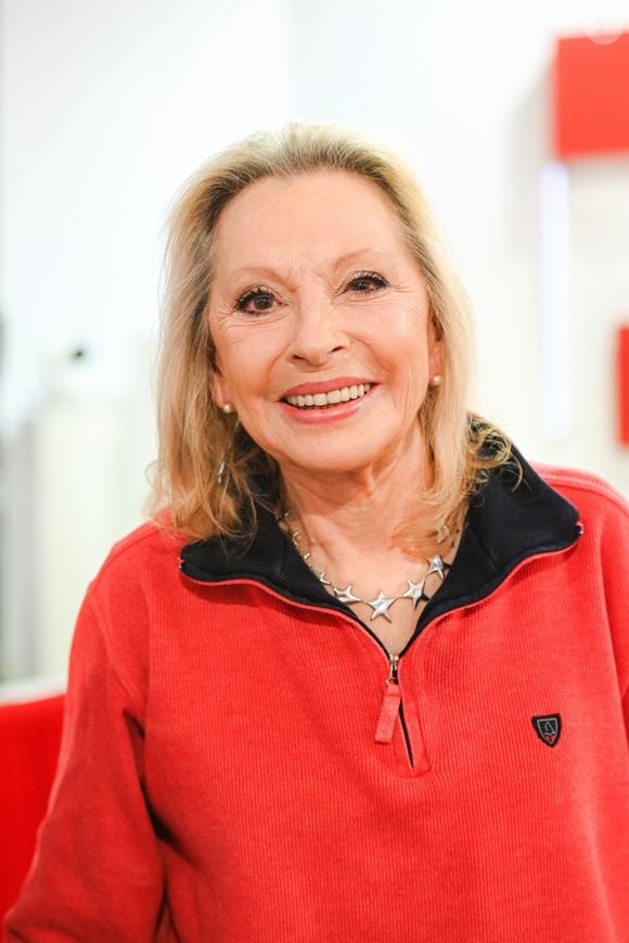 Mais aussi Véronique Sanson. 

Exclusif - Véronique Sanson - Enregistrement de l'émission Vivement dimanche au studio Rive gauche, presentée par Michel Drucker le 13 ami 2025. Diffusion sur France 3 le 18/05/2025. © Guillaume Gaffiot/Bestimage