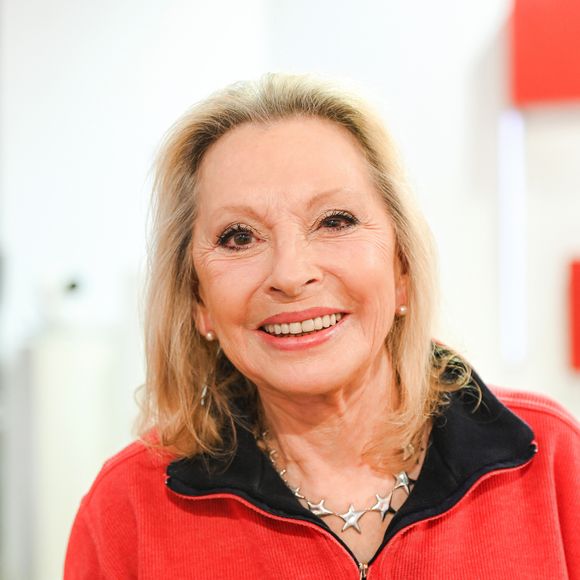 Mais aussi Véronique Sanson. 

Exclusif - Véronique Sanson - Enregistrement de l'émission Vivement dimanche au studio Rive gauche, presentée par Michel Drucker le 13 ami 2025. Diffusion sur France 3 le 18/05/2025. © Guillaume Gaffiot/Bestimage