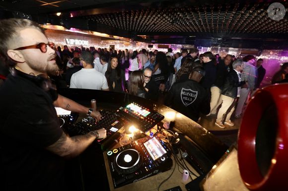 J.Roch a reçu ses amis pour fêter la fermeture de son célèbre club privé, "VIP Room" à Saint-Tropez, après 29 ans d'existence, le 5 avril 2026. Après un dernier week-end de fête, du 3 au 5 avril 2026, le célèbre établissement sera remplacé par le "Lilly's Club".
© Luc Boutria / Nice Matin / Bestimage