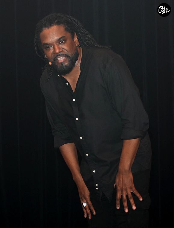Anthony Kavanagh - Anthony Kavanagh dans son nouveau spectacle "Happy" au théâtre de La Gaité Montparnasse à Paris le 6 avril 2022. © Coadic Guirec/Bestimage