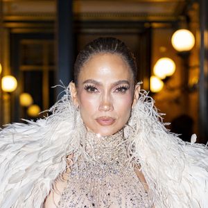 Au total, un repas comprenant une entrée, un plat, un dessert et un cocktail revient facilement entre 95 et 110 euros par personne, avant même d'ajouter de l'eau, du vin ou du champagne. 

Jennifer Lopez à Paris en marge des collections Haute Couture Automne/Hiver 2026-2027 lors de la Fashion Week de Paris (PFW) le 9 juillet 2026
© Pierre Perusseau / Bestimage