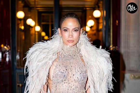 Au total, un repas comprenant une entrée, un plat, un dessert et un cocktail revient facilement entre 95 et 110 euros par personne, avant même d'ajouter de l'eau, du vin ou du champagne. 

Jennifer Lopez à Paris en marge des collections Haute Couture Automne/Hiver 2026-2027 lors de la Fashion Week de Paris (PFW) le 9 juillet 2026
© Pierre Perusseau / Bestimage