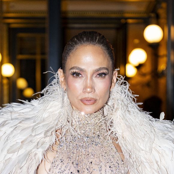 Au total, un repas comprenant une entrée, un plat, un dessert et un cocktail revient facilement entre 95 et 110 euros par personne, avant même d'ajouter de l'eau, du vin ou du champagne. 

Jennifer Lopez à Paris en marge des collections Haute Couture Automne/Hiver 2026-2027 lors de la Fashion Week de Paris (PFW) le 9 juillet 2026
© Pierre Perusseau / Bestimage
