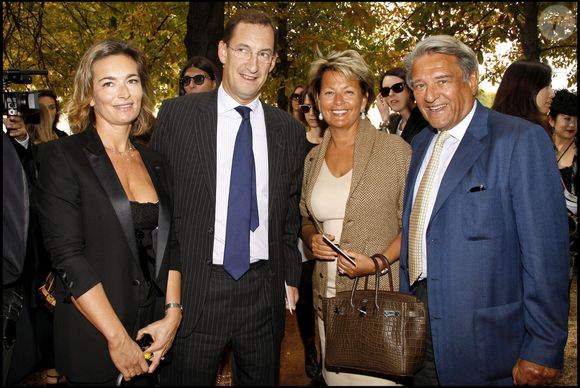 Nicolas Bazire et sa femme Fabienne, Baron et Baronne Guy Ullens de Shooten au défilé de mode - Christian Dior - Collection Prêt à porter printemps - été 2011 à l'espace éphémère Tuileries. (RINDOFF-BORDE / BESTIMAGE).