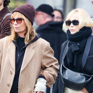 Axelle Laffont et Emmanuelle Béart aux arrivées des obsèques d'Emilie Dequenne au cimetière Père Lachaise à Paris, France, le 26 mars 2025. © Dominique Jacovides/Bestimage