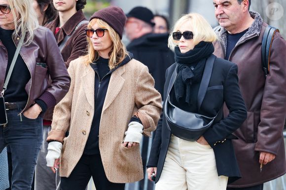 Axelle Laffont et Emmanuelle Béart aux arrivées des obsèques d'Emilie Dequenne au cimetière Père Lachaise à Paris, France, le 26 mars 2025. © Dominique Jacovides/Bestimage
