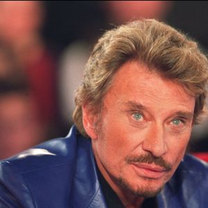 Johnny Hallyday, disparu en 2017, reste une figure emblématique très aimée des Français.

Johnny Hallyday invité de l'émission "Vivement dimanche" le 5 décembre 2002. © DANIEL ANGELI / BESTIMAGE
