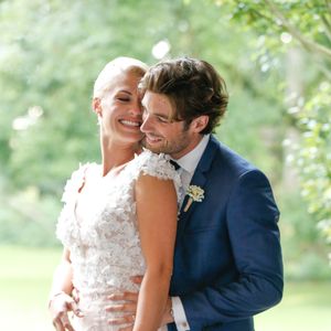 Exclusif - Katrina Patchett et Valentin D'Hoore dans les jardins du château - Mariage de Katrina Patchett et Valentin D'Hoore vendredi à 14 h à la mairie de Linselles dans les Hauts-de-France suivi d'une cérémonie civile d'échange d'anneaux, dont le maître de cérémonie était Maxime Dereymez, dans l'orangerie du château du Biez à Pecq en Belgique le 1er septembre 2017.  © Philippe Doignon/Bestimage

Crédits obligatoires :
Valentin D'Hoore habillé par Hugo Boss
Katrina Patchett en robe Costarellos et chaussures Louboutin
Coiffure : Alexandra Dieu pour Vog coiffure
Maquillage : Marie Laure Thanneur
