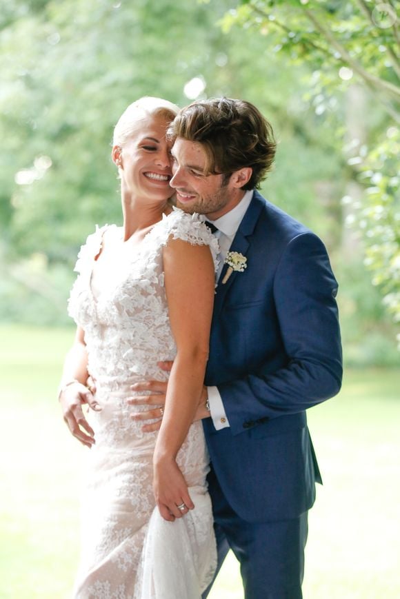 Exclusif - Katrina Patchett et Valentin D'Hoore dans les jardins du château - Mariage de Katrina Patchett et Valentin D'Hoore vendredi à 14 h à la mairie de Linselles dans les Hauts-de-France suivi d'une cérémonie civile d'échange d'anneaux, dont le maître de cérémonie était Maxime Dereymez, dans l'orangerie du château du Biez à Pecq en Belgique le 1er septembre 2017.  © Philippe Doignon/Bestimage

Crédits obligatoires :
Valentin D'Hoore habillé par Hugo Boss
Katrina Patchett en robe Costarellos et chaussures Louboutin
Coiffure : Alexandra Dieu pour Vog coiffure
Maquillage : Marie Laure Thanneur