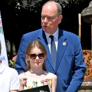 Le prince Albert II de Monaco, la princesse Charlène de Monaco, le prince Jacques de Monaco, marquis des Baux, et la princesse Gabriella de Monaco, comtesse de Carladès, ont été accueillis à Vic-sur-Cère, dans le Cantal, en France, le 9 juillet 2025. © Bruno Bebert/Bestimage