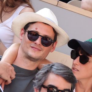 Juliette Armanet et son compagnon dans les tribunes des Internationaux de France de tennis de Roland Garros 2023 le 6 juin 2023. © Jacovides-Moreau/Bestimage