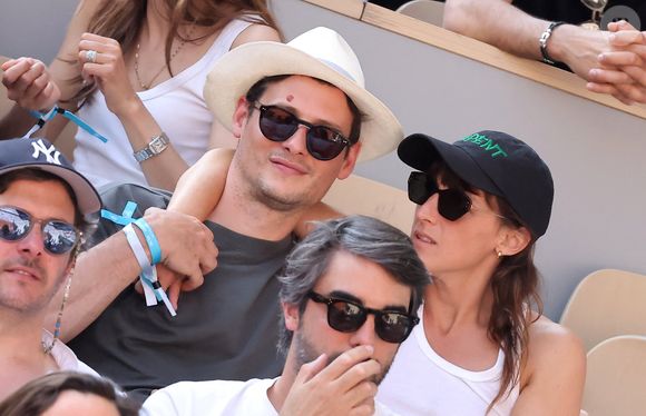 Juliette Armanet et son compagnon dans les tribunes des Internationaux de France de tennis de Roland Garros 2023 le 6 juin 2023. © Jacovides-Moreau/Bestimage