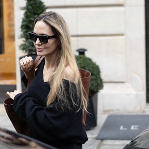 Angelina Jolie quitte son hôtel avec sa fille Zahara pour se rendre sur le tournage du film "Stitches" à Paris le 11 décembre 2024. © Cyril Moreau/Bestimage