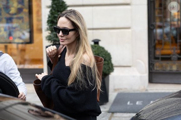 Angelina Jolie quitte son hôtel avec sa fille Zahara pour se rendre sur le tournage du film "Stitches" à Paris le 11 décembre 2024. © Cyril Moreau/Bestimage