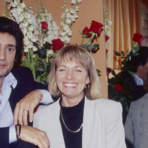 L’animateur lui demande alors comment son épouse vivait cette situation. "Moi, je le vivais mal parce que la maison de disques nous obligeait à le cacher", a répondu l’artiste.

Archives - Frédéric François et sa femme Monique - Frédéric François lors de son premier concert à l'Olympia à Paris. Le 21 mars 1994
© Jean-Claude Woestelandt / Bestimage
