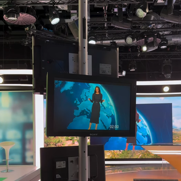 Et le moins que l'on puisse dire, c'est qu'elle rayonne à chaque apparition.

Tatiana Silva en robe noire pour présenter la météo sur TF1.