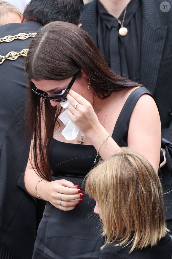 Sharon Osbourne et des membres de sa famille regardent les hommages floraux alors que le cortège funéraire d'Ozzy Osbourne s'arrête au Black Sabbath Bridge à Birmingham, Royaume-Uni le mercredi 30 juillet 2025. Photo de Stephen Lock/I-Images/ABACAPRESS.COM