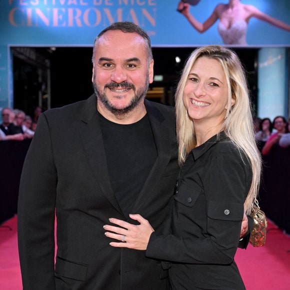 François-Xavier Demaison et sa femme Anaïs Tihay - Tapis rouge lors de la 7ème édition du festival Cinéroman au Pathé gare du Sud à Nice le 1er Octobre 2025. © Bebert-Jacovides/Bestimage