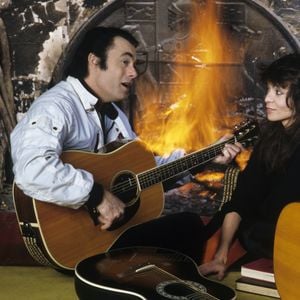 Archives - En France, chez lui, dans sa propriete près de Houdan, Alain Barrière et sa femme Anièce posant le 6 avril 1984.
Bestimage