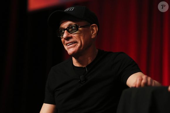 L'acteur souffrait depuis quinze ans de douleurs chroniques au dos.

Jean-Claude Van Damme sur scène à Sydney pour l'événement An evening with Jean-Claude Van Damme le 6 mars 2020. @Backgrid Australia / Bestimage
