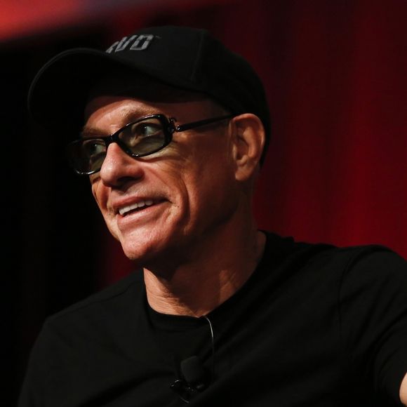 L'acteur souffrait depuis quinze ans de douleurs chroniques au dos.

Jean-Claude Van Damme sur scène à Sydney pour l'événement An evening with Jean-Claude Van Damme le 6 mars 2020. @Backgrid Australia / Bestimage