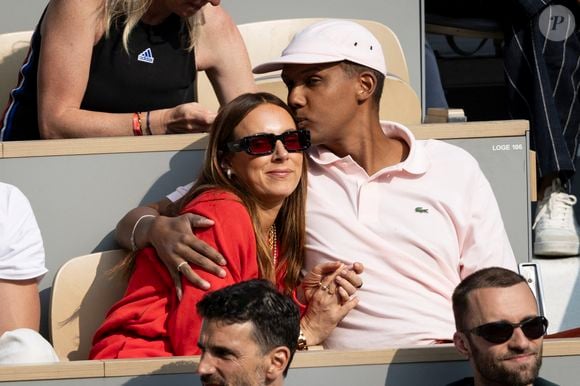 Stromae et sa femme Coralie Barbier en tribunes lors de la finale messieurs des Internationaux de France de Tennis de Roland Garros 2025 (jour 15), à Paris, France, le 8 juin 2025. © Cyril Moreau/Bestimage