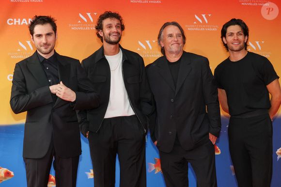 Guillaume Marbeck, Aubry Dullin, le réalisateur Richard Linklater et Paolo Luka-Noé pour le film "Nouvelle vague" en ouverture du festival, au Théatre de la Gare du Midi à Biarritz,le 24 juin 2025. ©Jean-Marc Lhomer/Bestimage. - Cérémonie d'ouverture du 3ème Festival International du Film "Nouvelles Vagues" de Biarritz le 24 juin 2025. © Jean-Marc Lhomer/Bestimage