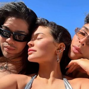 C'est Gris, la soeur du défunt qui a annoncé cette bien triste nouvelle via une page GoFundMe relayée samedi soir. Toutefois, la cause de son défunt n'a pas été rapportée.

Jesus Guerrero immortalisé sur la Toile aux côtés de Kylie Jenner. (Capture d'écran Instagram - Jesushair)