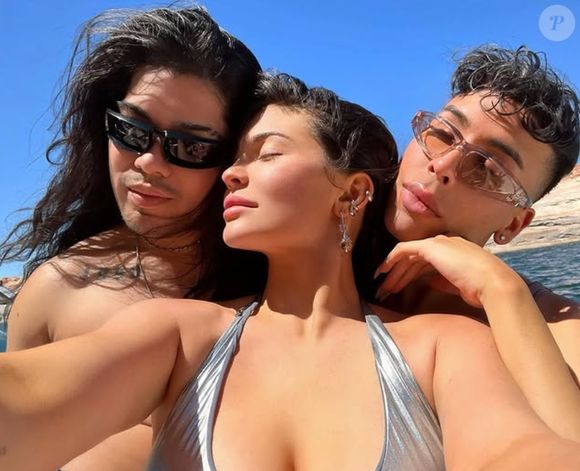 C'est Gris, la soeur du défunt qui a annoncé cette bien triste nouvelle via une page GoFundMe relayée samedi soir. Toutefois, la cause de son défunt n'a pas été rapportée.

Jesus Guerrero immortalisé sur la Toile aux côtés de Kylie Jenner. (Capture d'écran Instagram - Jesushair)