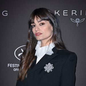 Clara Luciani s’est imposée comme l’une des figures phares de la nouvelle scène pop française avec son titre culte "La Grenade".

Clara Luciani - Photocall du dîner "Women In Motion, Kering", Place de la Castre lors du 78ème Festival International du Film de Cannes. © Olivier Borde/Bestimage