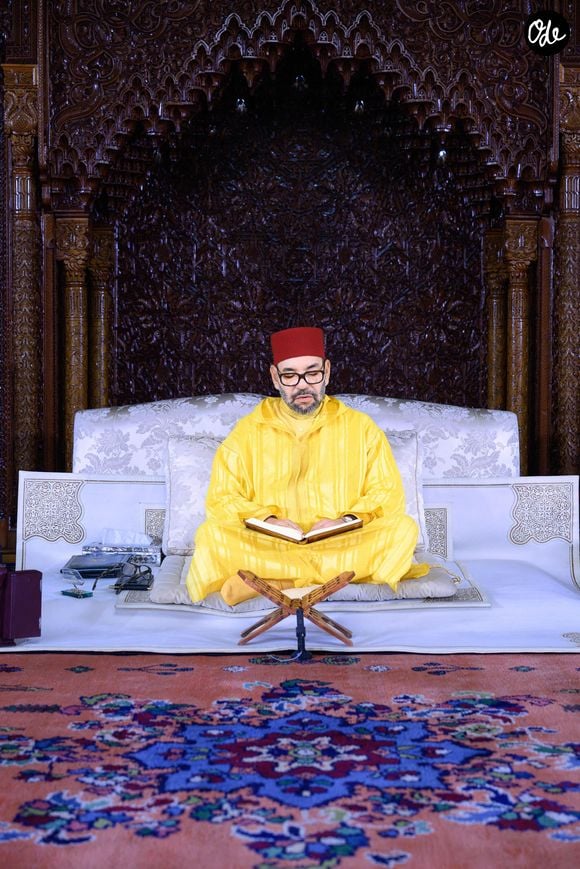 Le Roi Mohammed VI du Maroc prie lors d'une veillée religieuse au Mausolée Mohammed V à Rabat, Maroc, le 25 octobre 2023, en commémoration de la 25ème année du décès de feu le Roi Hassan II. La 25ème année devrait être en juillet 2024, mais c'est maintenant la date selon le calendrier lunaire de l'Hégire (ou Hijra). Photo by Royal Palace via Balkis Press/ABACAPRESS.COM