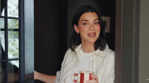 Kendall Jenner dévoile son refuge de montagne… un lieu loin des paillettes, entre couleurs, souvenirs et moments simples.