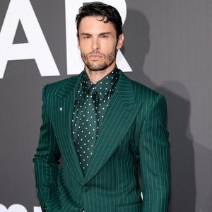 D'autres personnalités, comme Baptiste Giabiconi en costume rayé vert et Victoria Silvstedt en tenue rouge et noire, étaient présentes pour soutenir la fondation.
Baptiste Giabiconi - Photocall du gala " amfAR 2026 by Chopard " à l'Hôtel du Cap-Eden-Roc à Antibes, lors du 79ème Festival International du Film de Cannes. Le 21 mai 2026
© Jacovides-Moreau / Bestimage