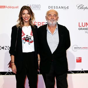Gérard Jugnot et sa compagne Patricia Campi - Tapis rouge de la cérémonie d'ouverture du Festival Lumière  2017 au cours de laquelle Eddy Mitchell a reçu un hommage à Lyon, le 14 octobre 2017.

© Dominique Jacovides/Bestimage