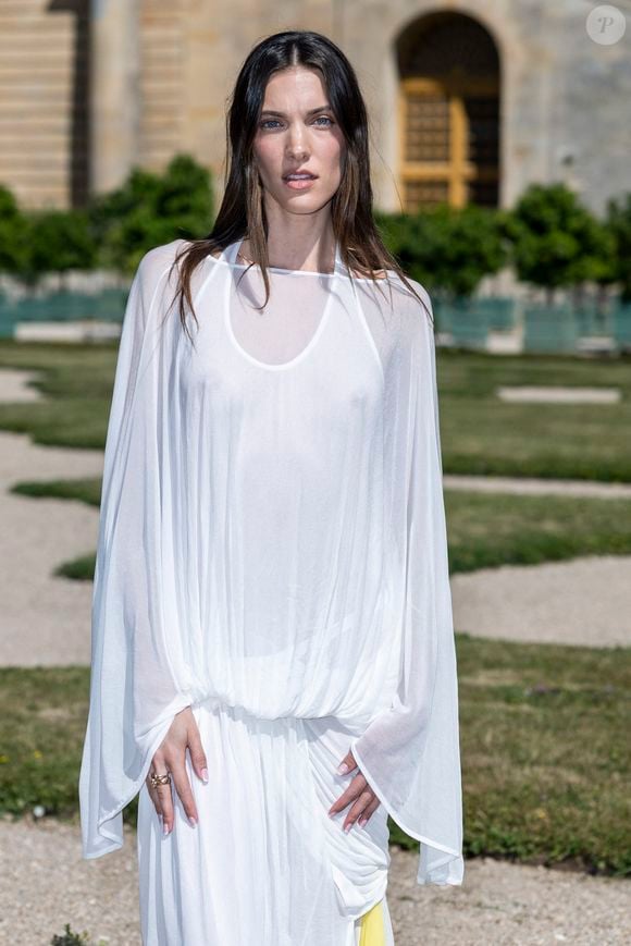 Les élèves ont chanté les paroles, ce qui a permis à la chanson d'être davantage connue.

Charlotte Cardin- VIP @ Défilé de mode Jacquemus dans les jardins de l’Orangerie à Versailles le 29 juin 2025. au photocall du défilé Jacquemus de la mode homme Printemps/Été 2026 dans le cadre de la Fashion Week de Paris dans les jardins de l’Orangerie à Versailles, France, le 29, 2025. © Olivier Borde/Bestimage