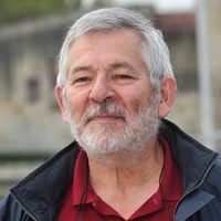 Yves Pignot (En famille) et sa femme comédienne heureux dans un village de 200 personnes, plusieurs de leurs proches ont décidé de les suivre