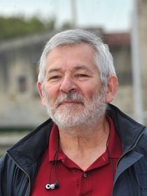 Yves Pignot (En famille) et sa femme comédienne heureux dans un village de 200 personnes, plusieurs de leurs proches ont décidé de les suivre