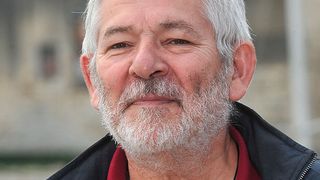 Yves Pignot (En famille) et sa femme comédienne heureux dans un village de 200 personnes, plusieurs de leurs proches ont décidé de les suivre
