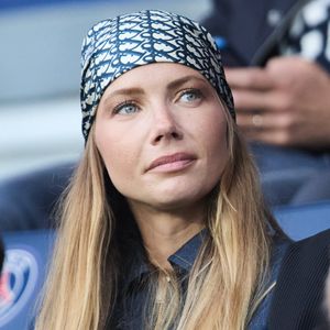Amandine Petit (miss France 2021) et son compagnon Julien Georges - Célébrités dans les tribunes du match de Ligue 1 Uber Eats "PSG-Toulouse" (1-3) au Parc des Princes à Paris le 12 mai 2024. © Cyril Moreau/Bestimage