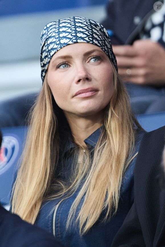 Amandine Petit (miss France 2021) et son compagnon Julien Georges - Célébrités dans les tribunes du match de Ligue 1 Uber Eats "PSG-Toulouse" (1-3) au Parc des Princes à Paris le 12 mai 2024. © Cyril Moreau/Bestimage